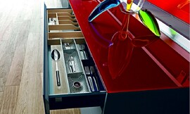 Corpus in grijs met extra dun rood glazen aanrechtblad. Hoogwaardige lade-indeling. Zuordnung: Stil Klassieke keukens, Planungsart Detail keukenontwerp