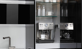Exclusieve hoogglansfronten Plaze in het zwart met geïntegreerde greeplijst roestvrij staal. Hier ziet u een elegante espressomachine netjes in de keukenkast opgeborgen, direct gebruiksklaar. Daarboven zijn de accessoires en het servies opgeborgen. Echt Italiaans! Zuordnung: Stil Moderne keukens, Planungsart keukenblok