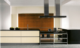 Tijdloos door eenvoud. Consequente zakelijke lijnvoering, perfect horizontaal bewerkt teakhout fineer met doorlopende tekening. De "high-end versie" van houtbewerking. Zuordnung: Stil Design-keukens, Planungsart Open keuken (woonkeuken)