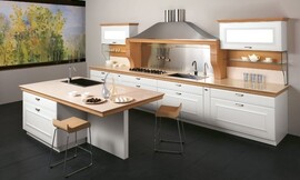 Een mooie, symmetrische keukenrij met moderne schouw (afzuigkap). Witte cassettefronten met aanrechtbladen van licht hout. Keukeneiland deels kast, deels bartafel. Zuordnung: Stil Landelijke keukens, Planungsart U-vormige keuken