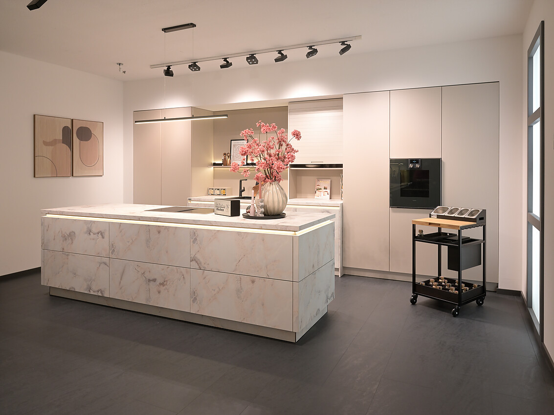Ontdek de elegantie van een greeploze, artistieke keuken in marmerlook, compleet met eiland en enkel keukenblok. De hoogwaardige uitrusting biedt functionaliteit en esthetiek. Zuordnung: Stil Design-keukens, Planungsart Keuken met keukeneiland