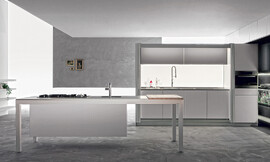 Hier ziet u de combinatie van het keukeneiland Banco met het keukendeel Tivalì. Rechtlijnigheid, licht grijs, subtiel gebruik van hout. Greeploze fronten sieren deze design keuken. Zuordnung: Stil Design-keukens, Planungsart Keuken met zitgelegenheid