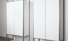 Witte hoogkasten met aluminiumelementen. Binnen het raamwerk zijn boven en onder open ruimtes aangebracht voor een bijzonder architectonisch effect. Zuordnung: Stil Klassieke keukens, Planungsart Detail keukenontwerp