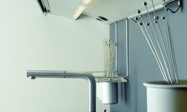 Innovatieve strip onder bovenkasten om dingen op te hangen en met stroomvoorziening en verlichting. Zuordnung: Stil Moderne keukens, Planungsart L-vormige keuken