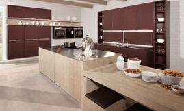 Het eikenhout vindt in het parelmoer haar optimale weerspiegeling. Moderne behaaglijkheid en perfecte elegantie - daarvoor staan de fijne kaderfronten en het elegant gesatineerde glasoppervlak van de Pleneo Vitrine. Perfect is de multifunctionele Liftdesk "ergomax". Bij het samen koken de praktische vergroting van het werkvlak. Of: bij het samen zitten op aangename eettafelhoogte. Zuordnung: Stil Landelijke keukens, Planungsart Open keuken (woonkeuken)